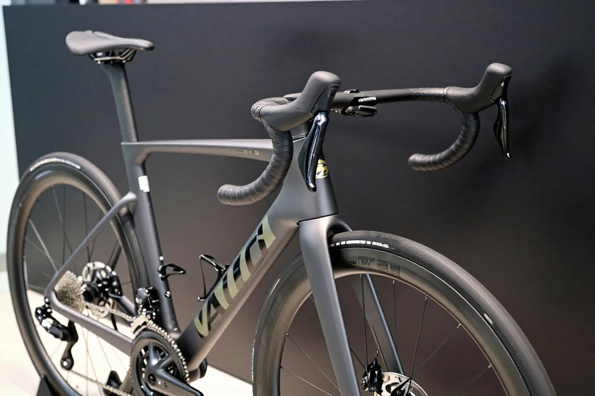 Aerodynamic komponenty roweru szosowego: kierownice, koła, opony.