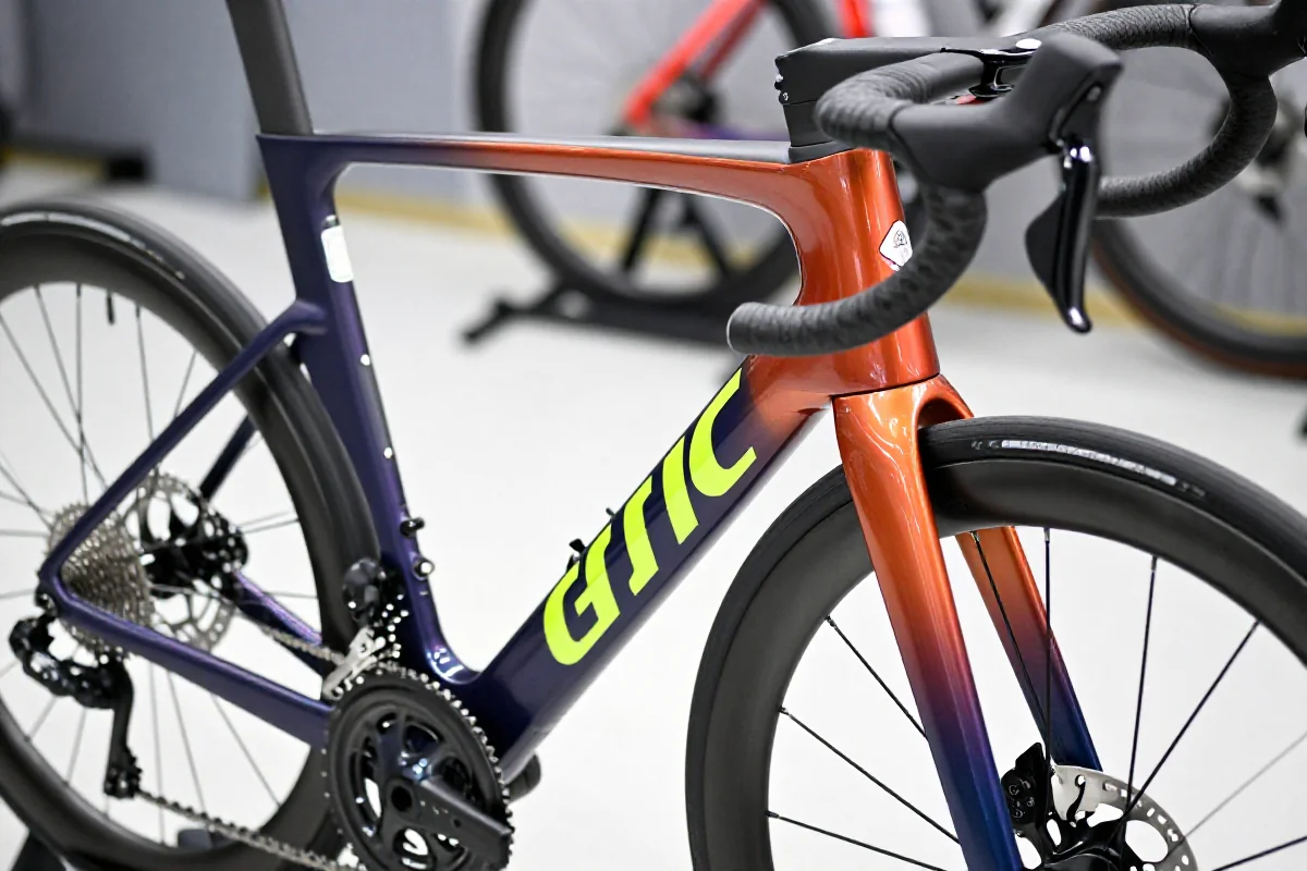 Szczegółowy widok na ramę roweru szosowego w profesjonalnym oświetleniu.