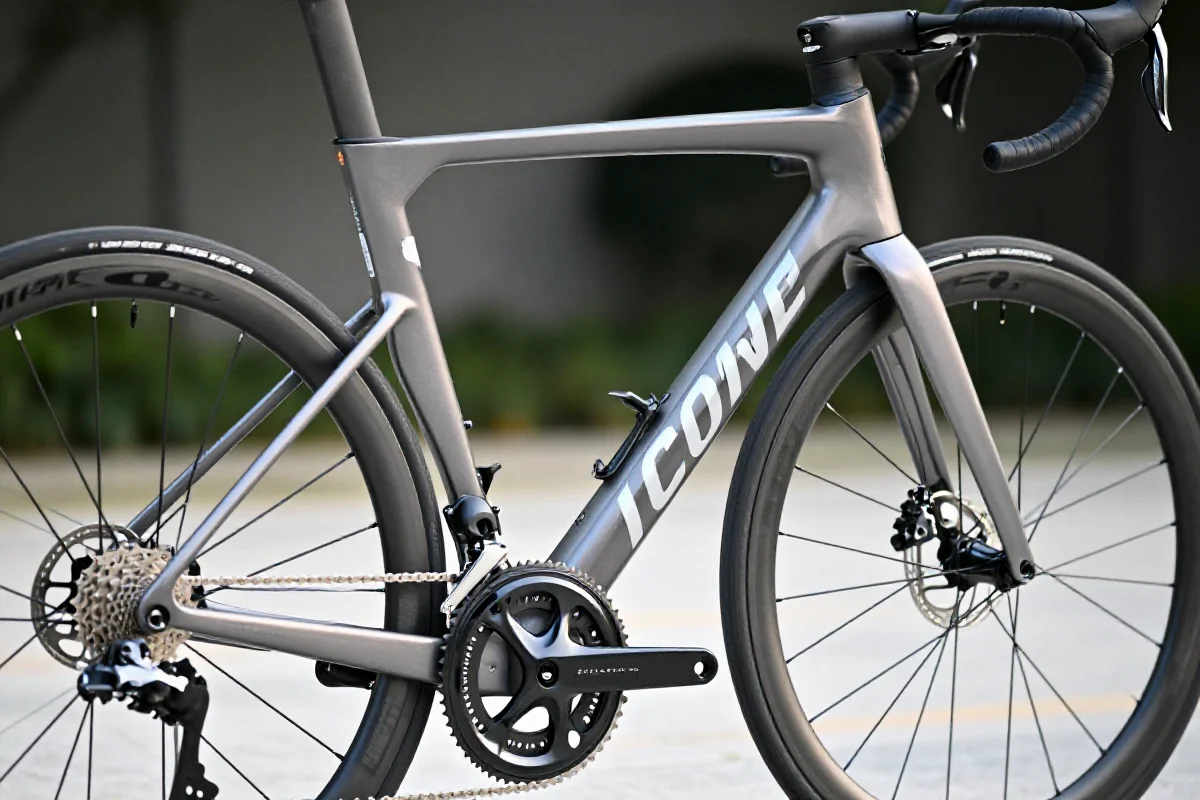 Szczegółowy widok roweru szosowego z aerodynamiczną ramą i komponentami.