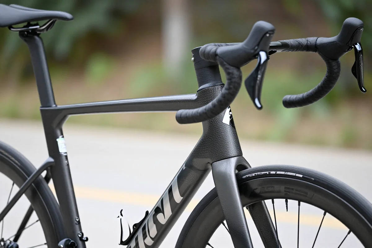 Szczegóły nowego roweru szosowego, w tym rama i kierownica.