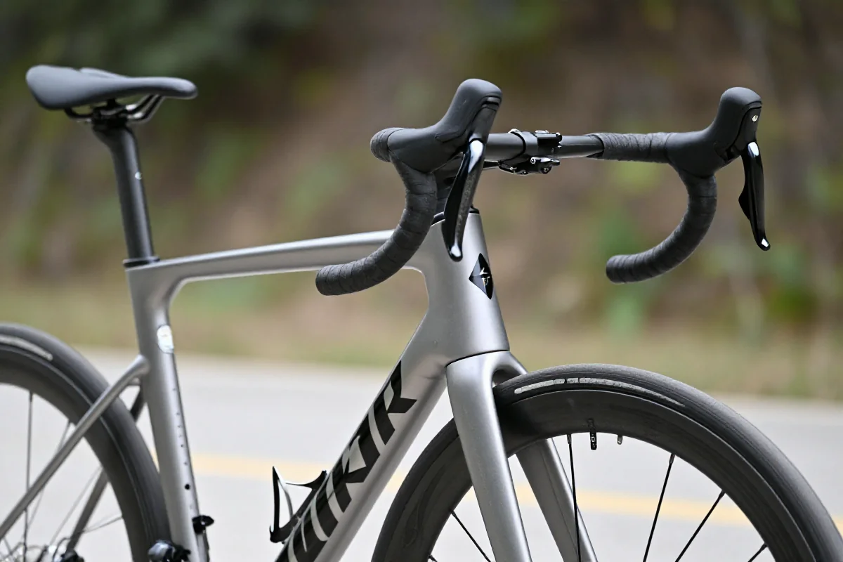 Szczegółowe zdjęcie ramy roweru szosowego z ergonomicznymi kierownicami.