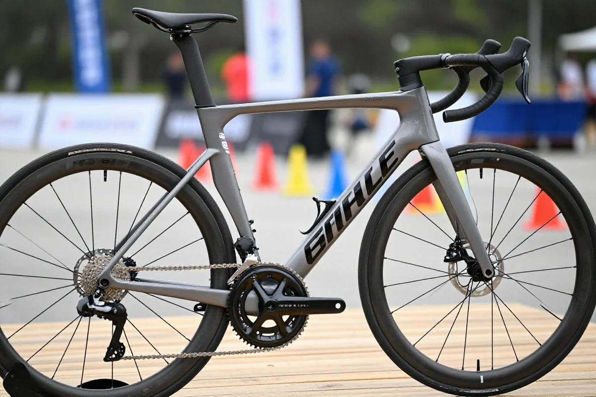 Szczegóły ramy roweru szosowego, z widocznymi komponentami i elementami technicznymi.