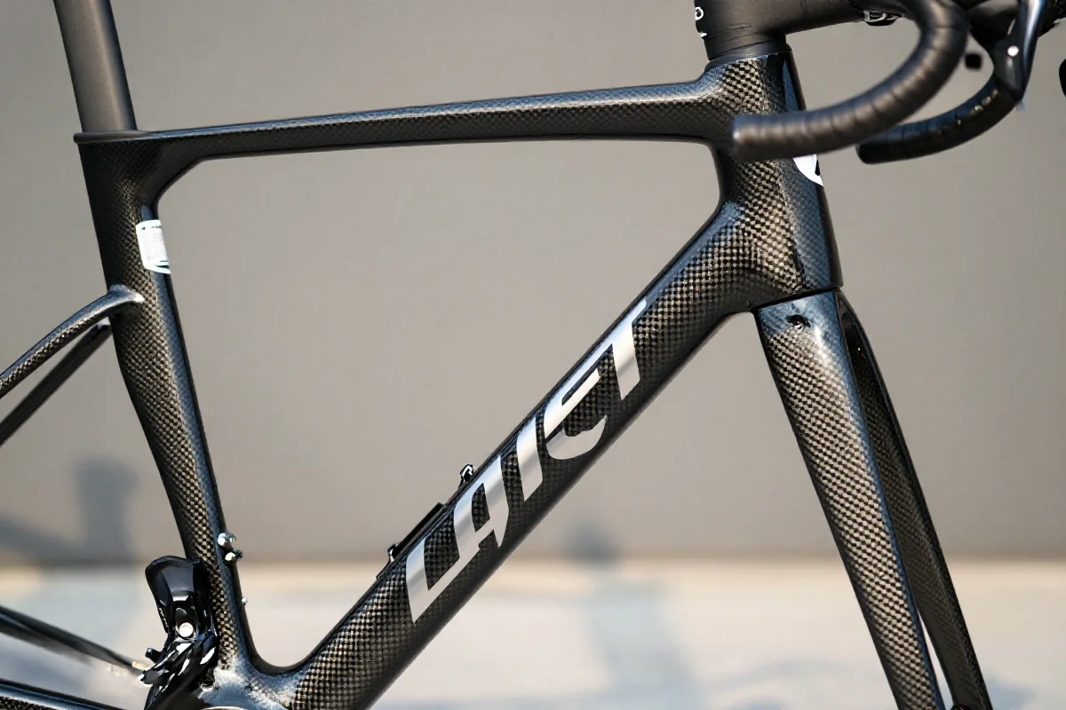 Rama roweru szosowego z technologią LayUp, z włóknami węglowymi.