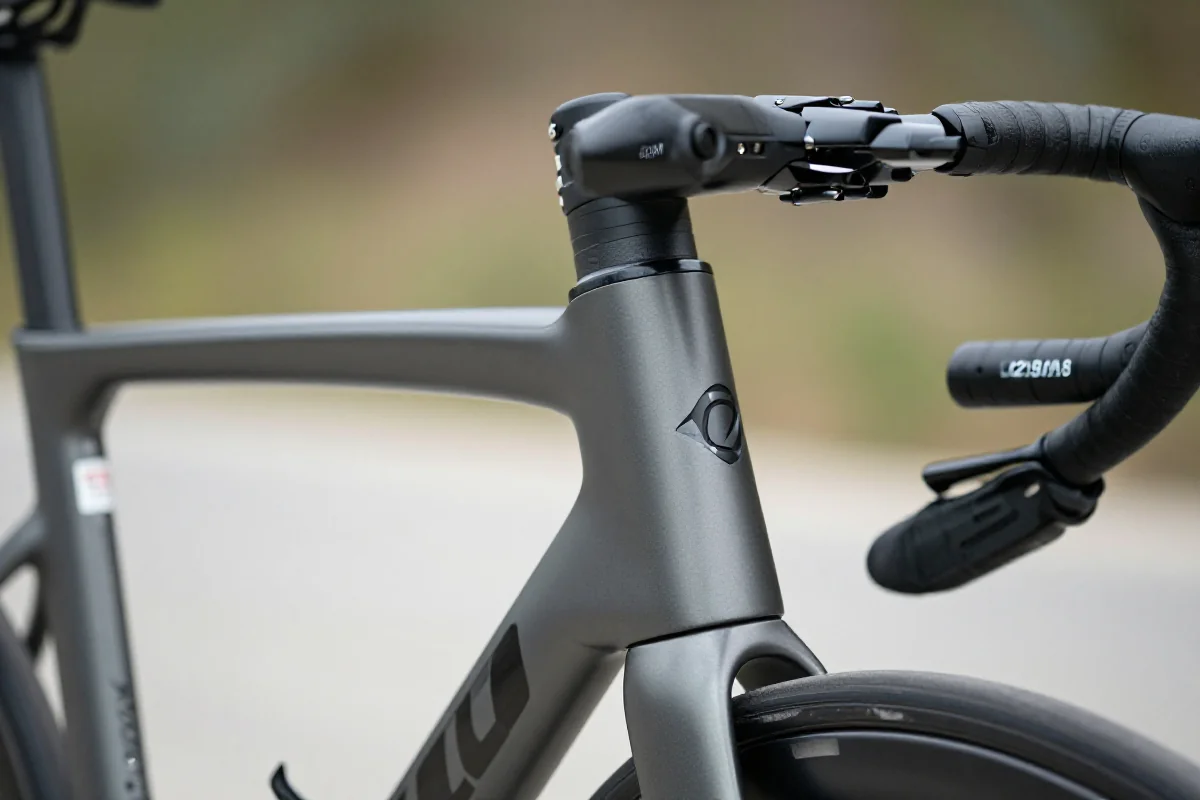 Szczegółowe zdjęcie mostka rowerowego i kierownicy, dopasowanie kokpitu