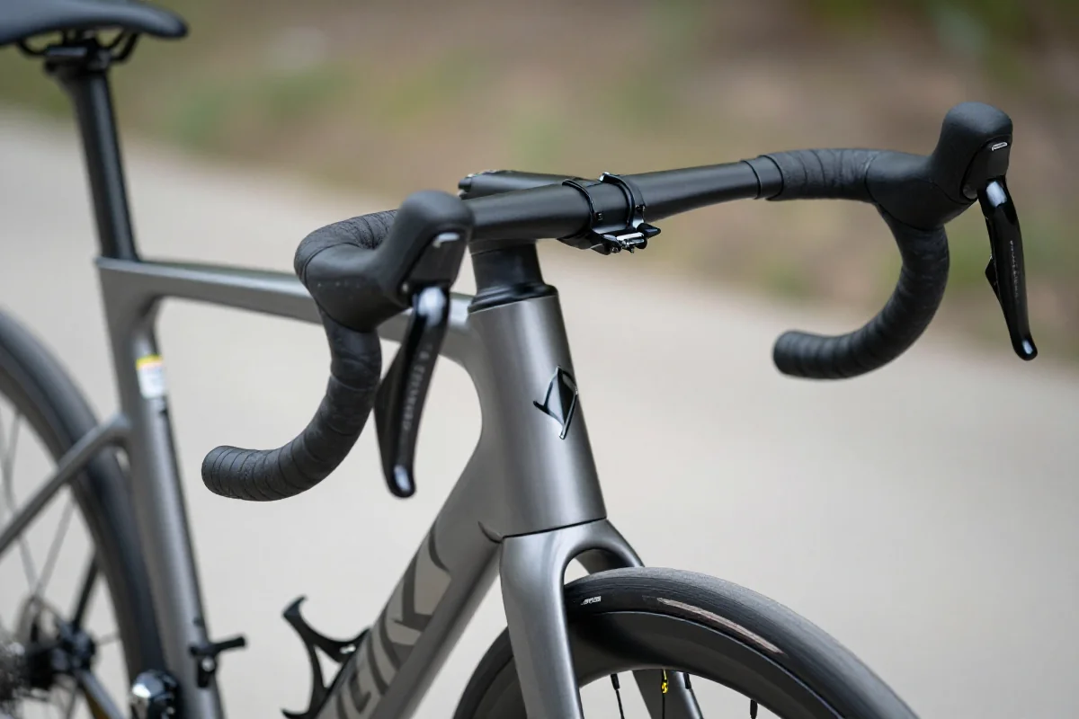 Kierownice flared bars w rowerze szosowym, podkreślające ich ergonomiczną konstrukcję.