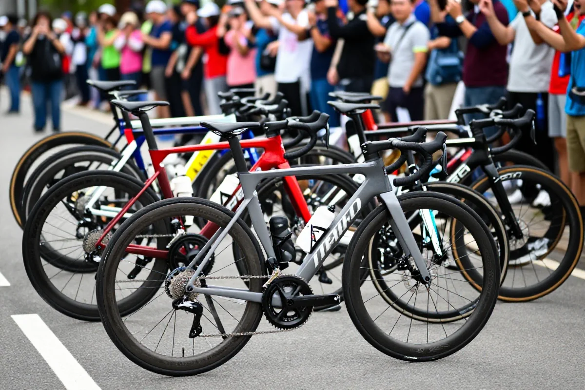 Wyścig szosowy z różnymi rowerami, ukazujący sprzęt kolarski i atmosferę zawodów.