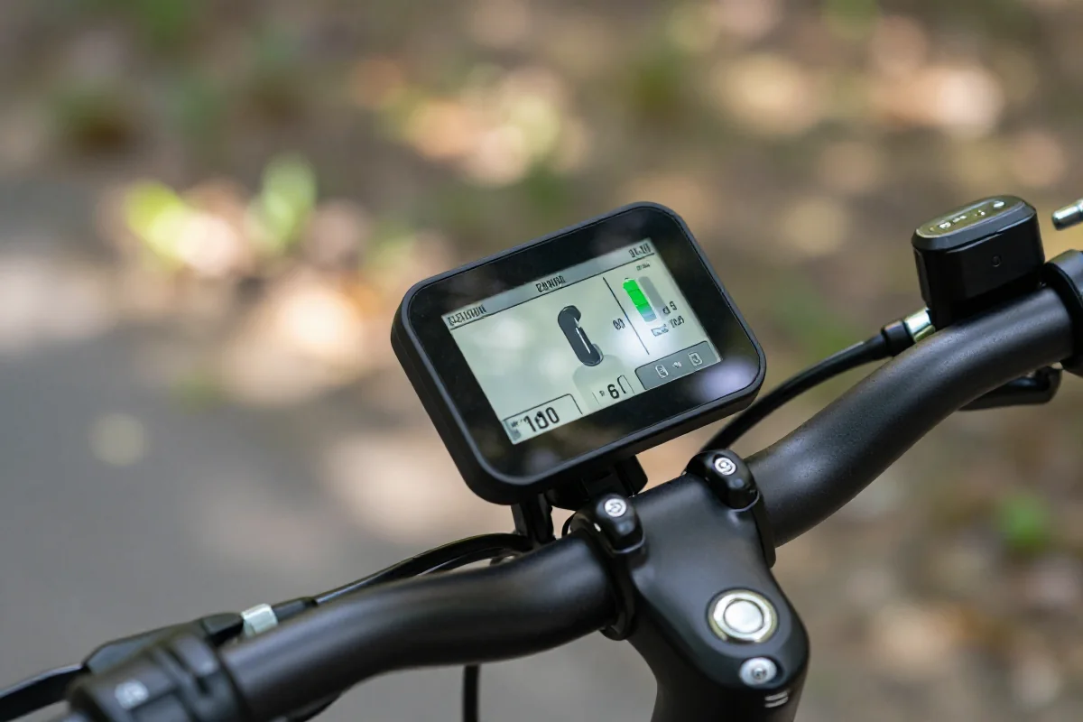 Nowoczesny wyświetlacz roweru elektrycznego z metrykami prędkości i poziomu baterii.