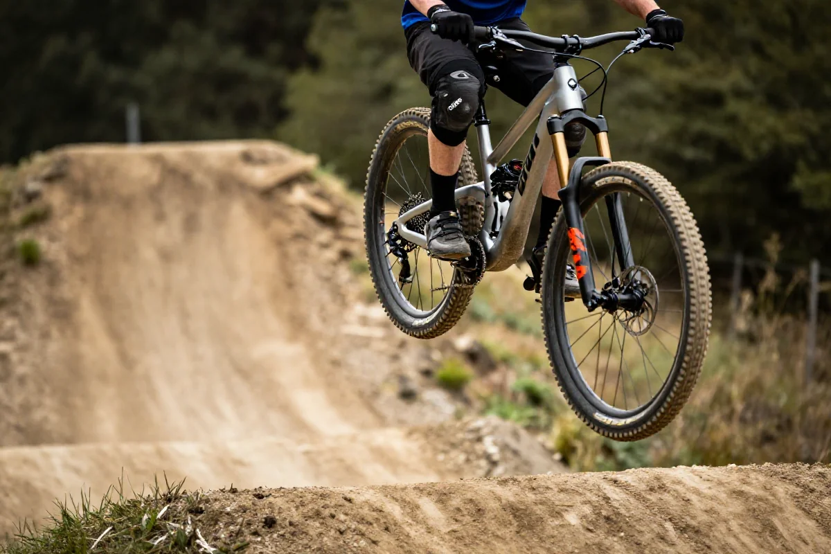 Rower górski w powietrzu podczas przeskoku przez gap jump