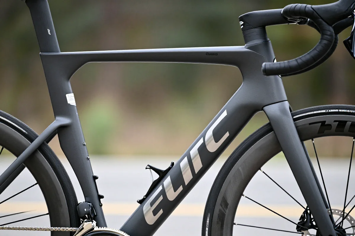 Nowoczesny rower szosowy aero z aerodynamicznymi profilami rurowymi.