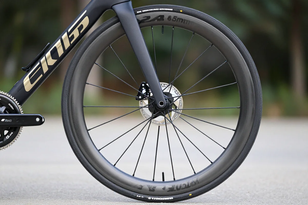 Niska obręcz rowerowa o głębokości do 35 mm, idealna do jazdy szosowej.