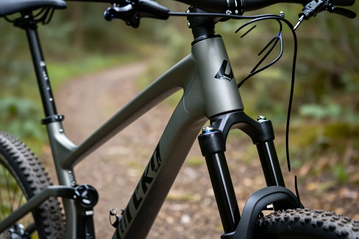 Geometria ramy roweru górskiego XC z kątem głowy 68-70° na leśnej trasie.