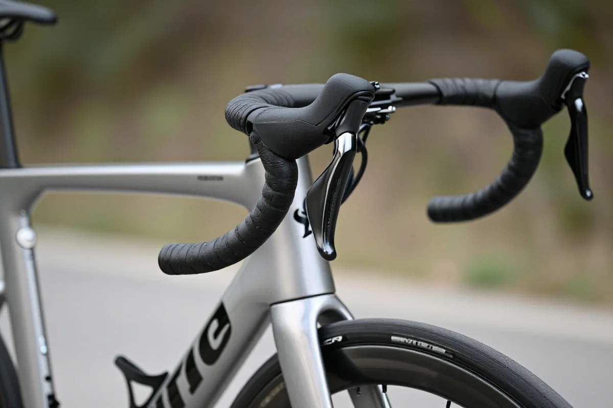 Szczegóły techniczne roweru szosowego, uchwycone w naturalnym świetle.