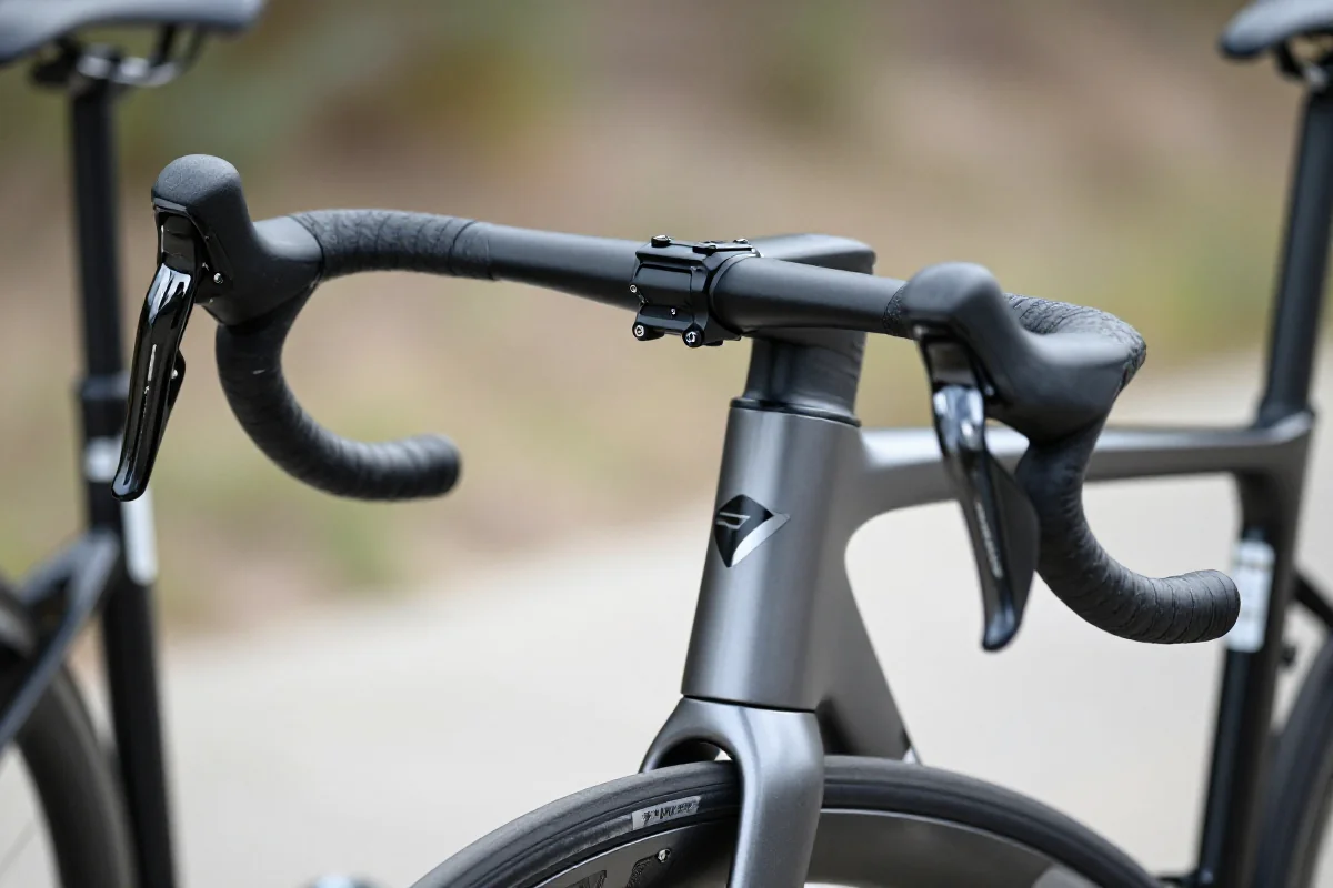 Zintegrowany kokpit nowoczesnego roweru szosowego z aerodynamicznym kształtem.