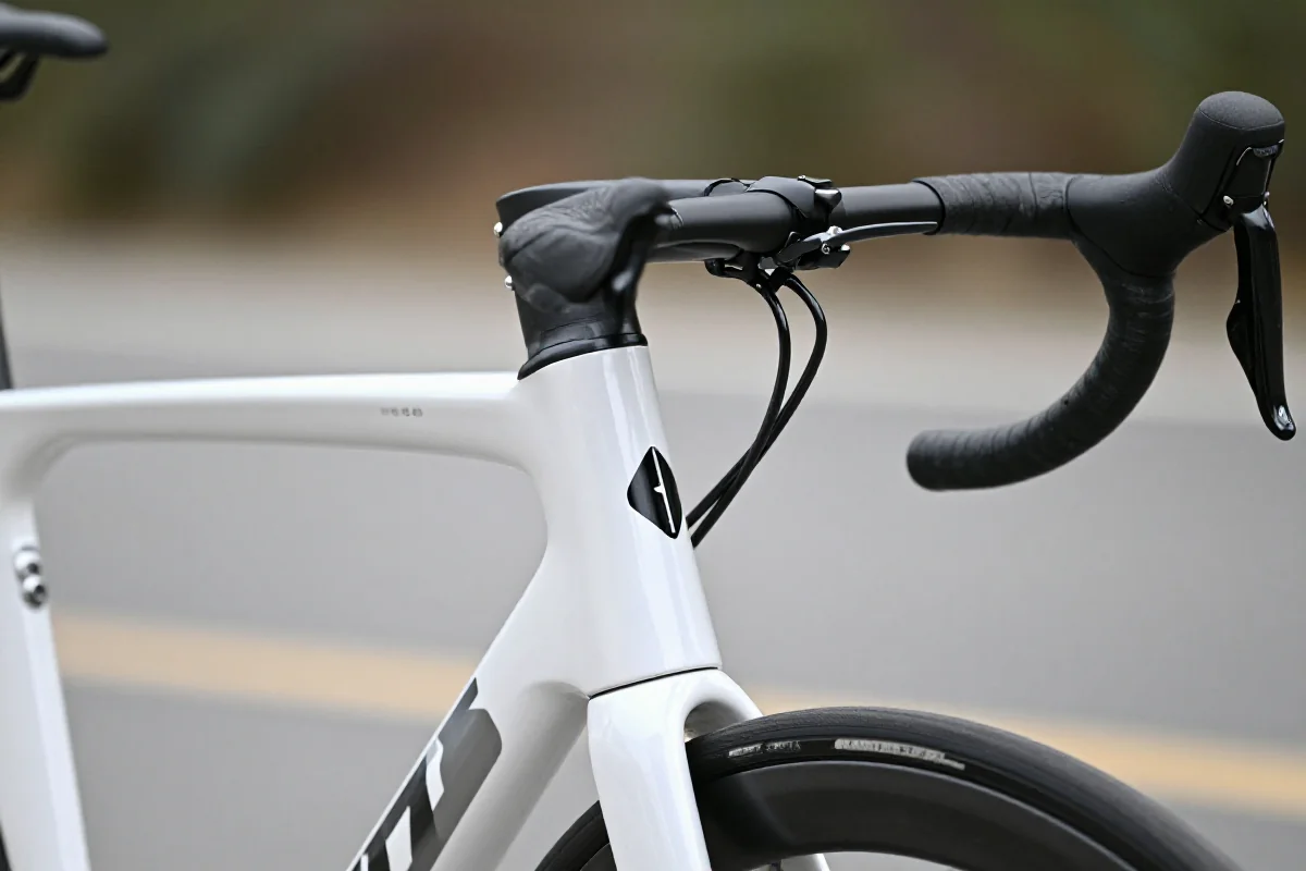 Zintegrowany kokpit roweru szosowego z ukrytymi kablami i minimalistycznym designem.