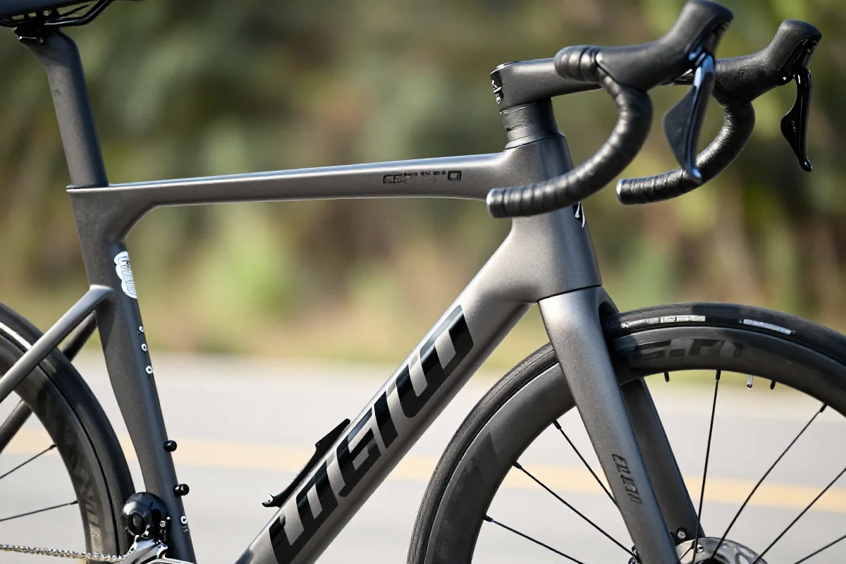 Szczegóły geometrii ramy roweru szosowego, wpływające na komfort jazdy.