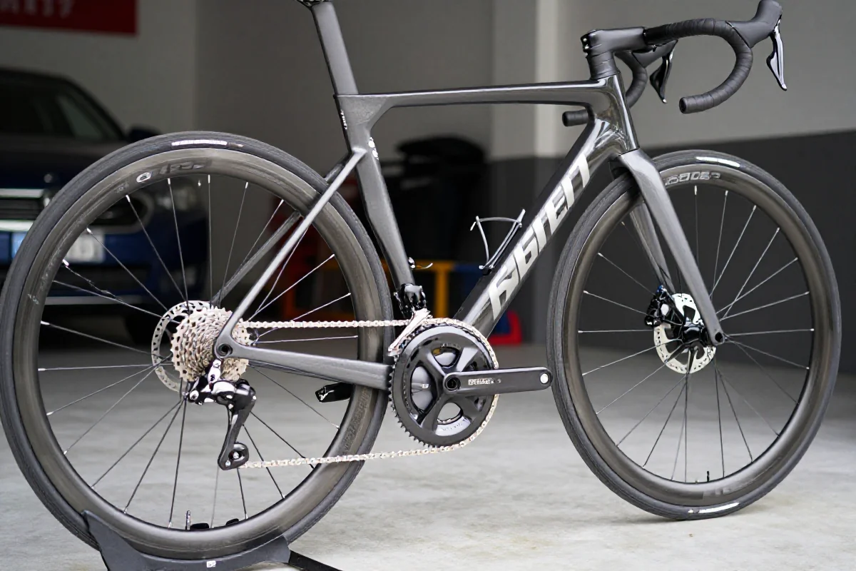 Czysty rower szosowy w garażu, z widocznymi detalami ramy i osprzętu.