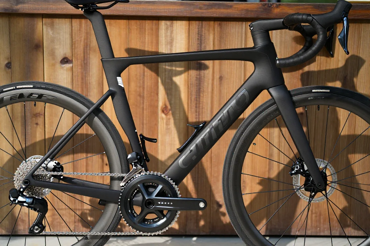 Szczegółowy widok ramy roweru szosowego z nowoczesnymi komponentami