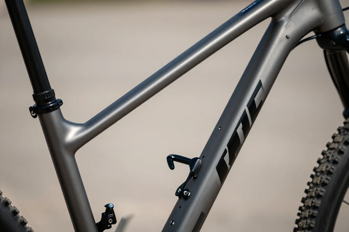 Rama roweru górskiego z detalami konstrukcji i geometrii.