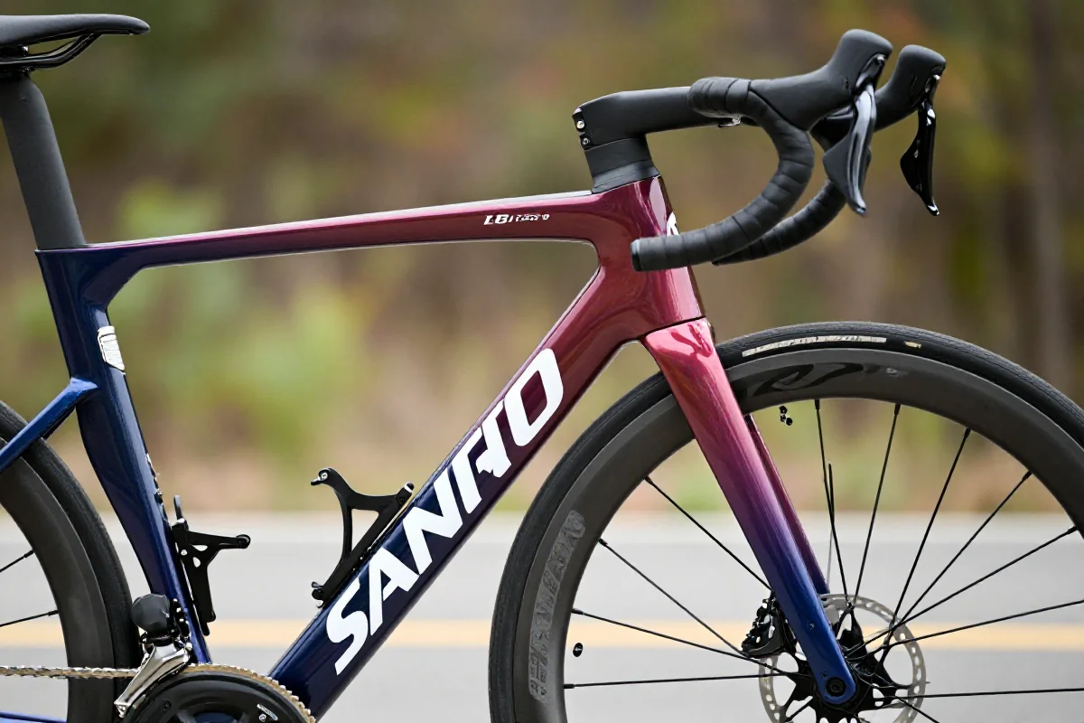 Szczegóły ramy roweru szosowego z napędem i hamulcami tarczowymi.