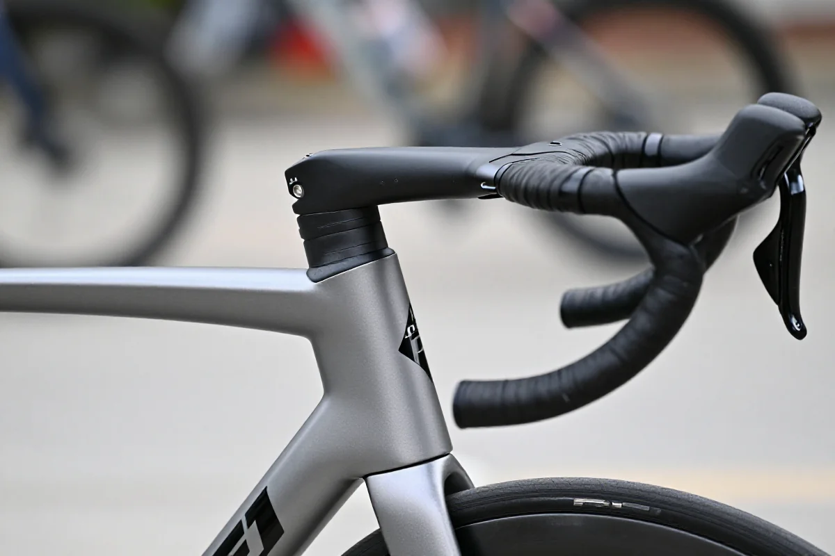 Szosowa kierownica i mostek rowerowy, detale technologiczne i ergonomiczne.