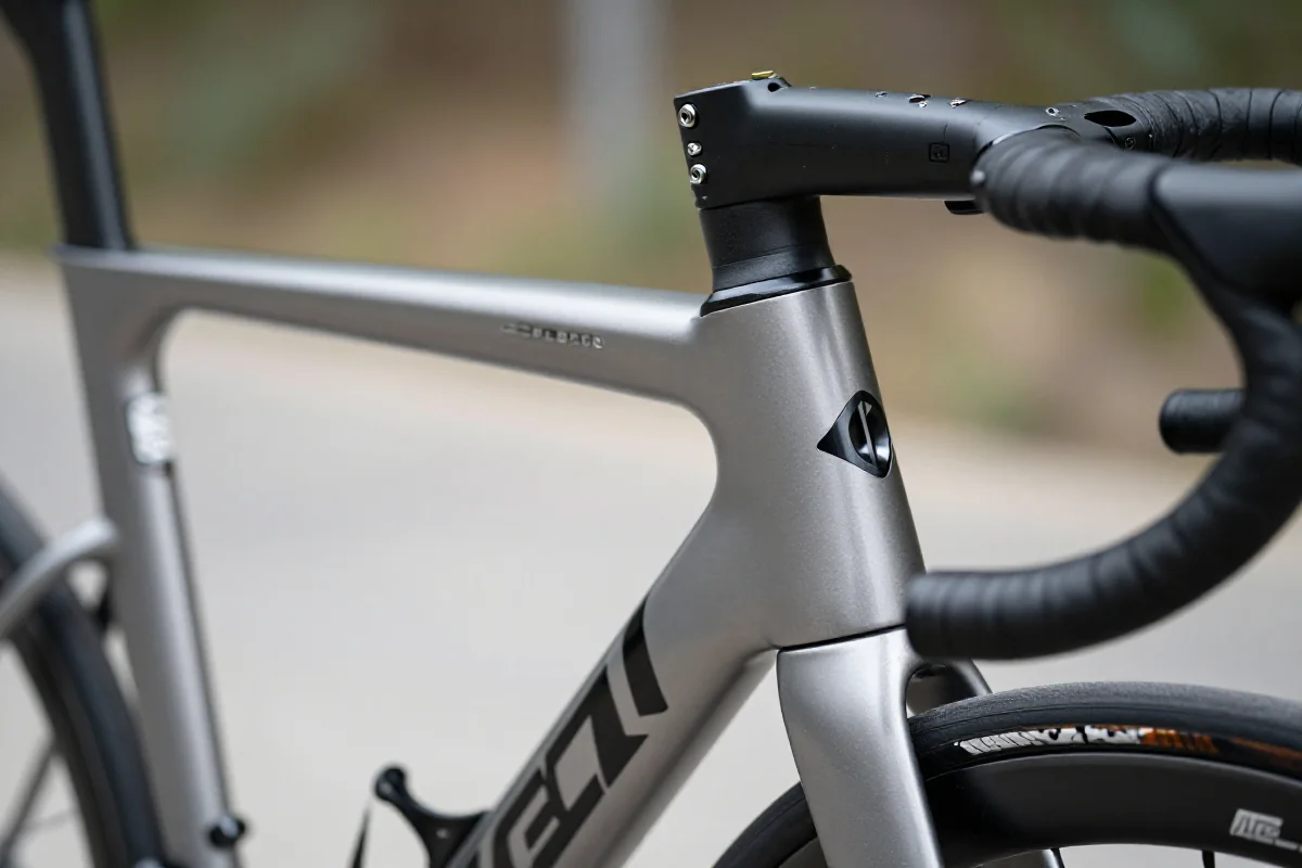 Zbliżenie na mostek rowerowy, ukazujące jego długość i detale techniczne.