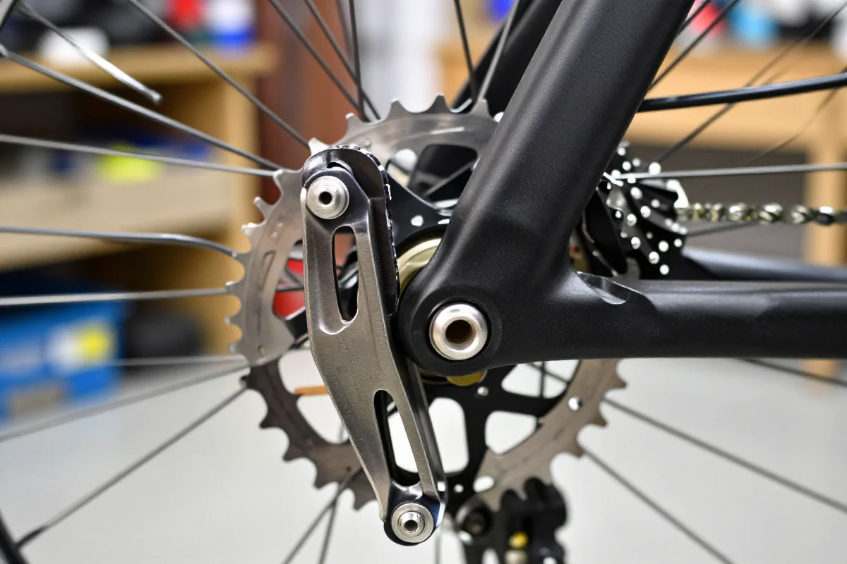 Szczegóły mechanizmu wolnobiegu w rowerze szosowym, ukazujące system zapadkowy.