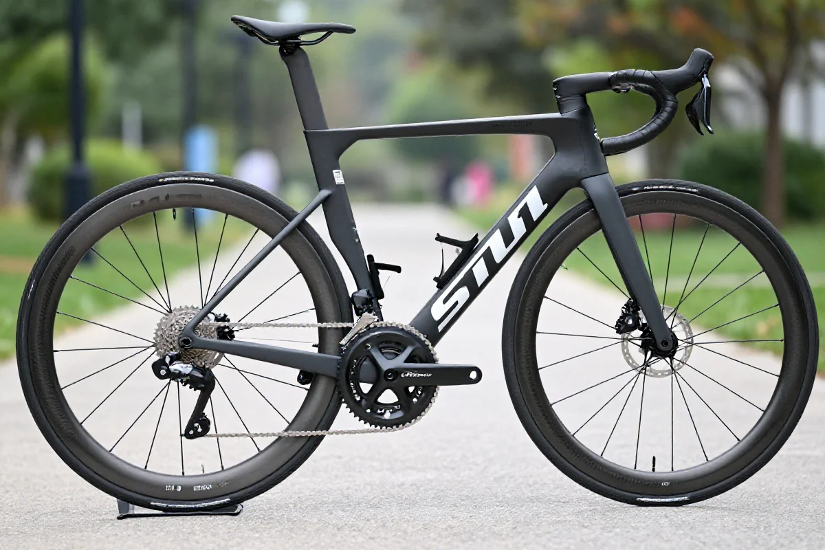 Szczegółowy widok na rower szosowy z zaawansowanym systemem napędowym i aerodynamiczną ramą.