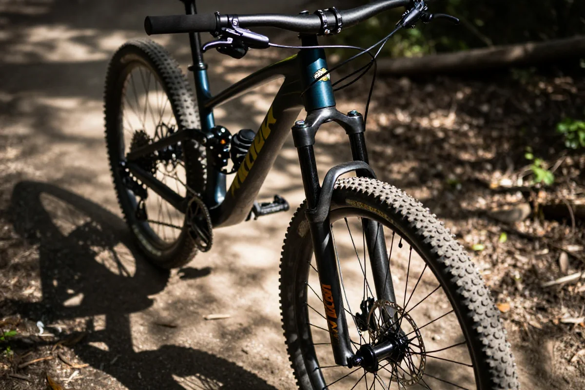 Rower górski na szlaku, ukazujący jego komponenty i techniczne detale.