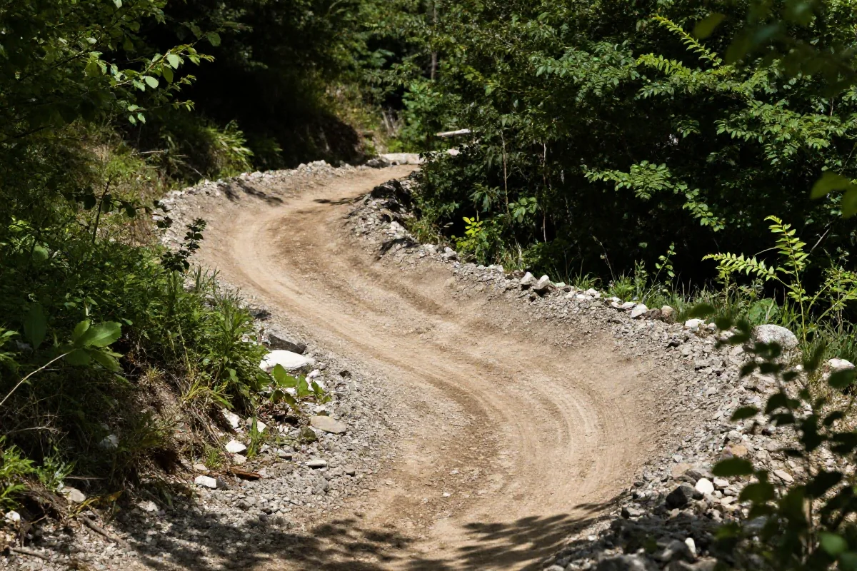 Zakręt nachylony na zewnątrz w terenie MTB z luźnym podłożem.