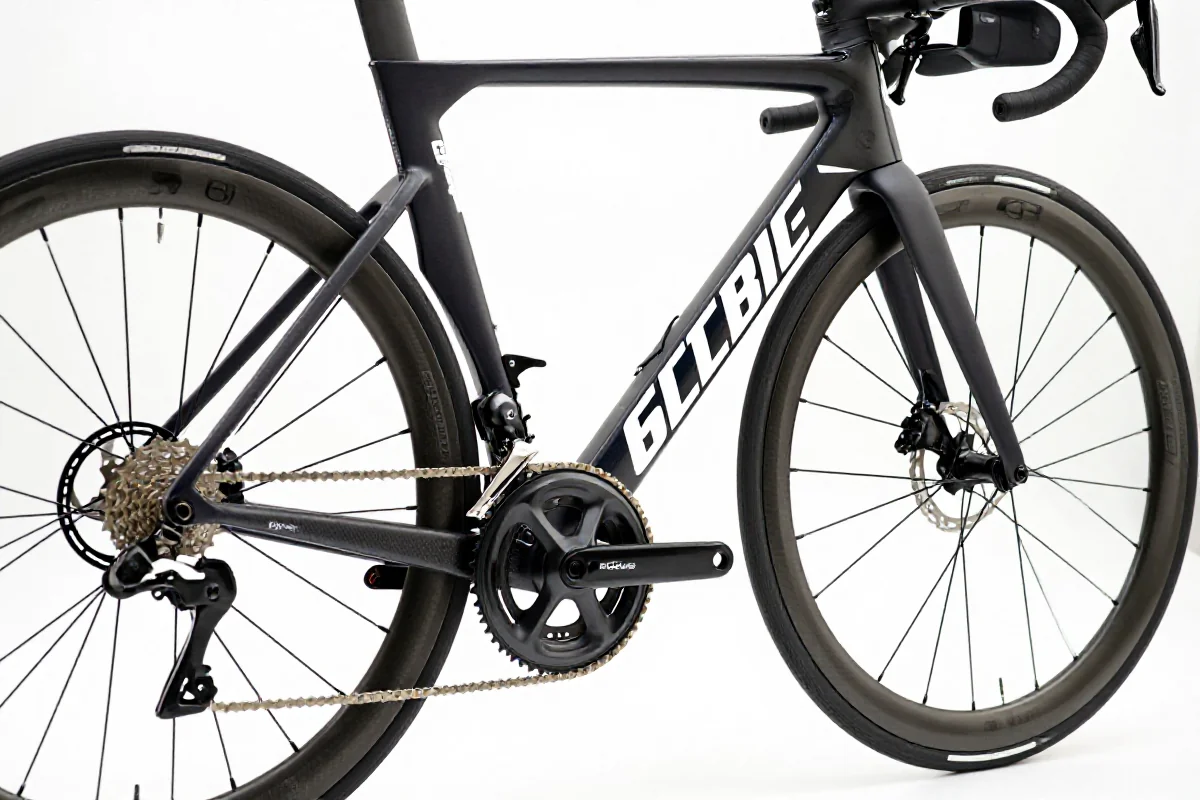 Szczegóły ramy rowerowej, komponenty i akcesoria do treningu.