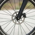 Blisko zdjęcie koła rowerowego z systemem hamulcowym i detalami technicznymi