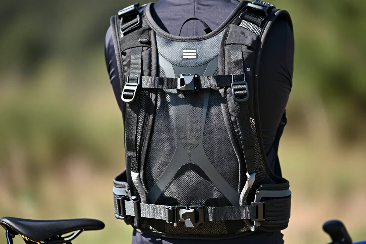 Nowoczesny plecak rowerowy z systemem hydratacji, ergonomiczny i funkcjonalny.