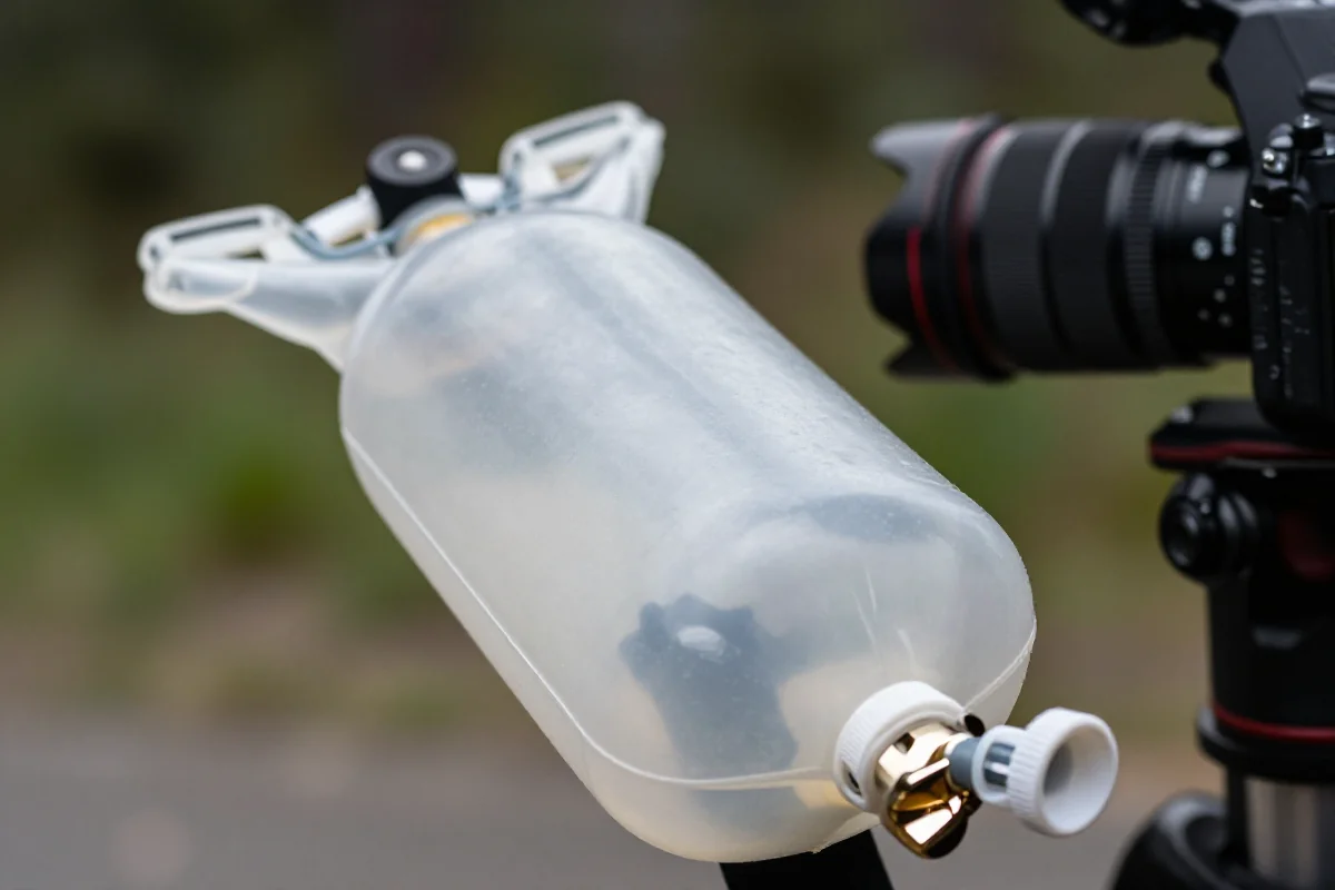 Bukłak na wodę, system hydracyjny dla rowerzystów, w naturalnym otoczeniu.