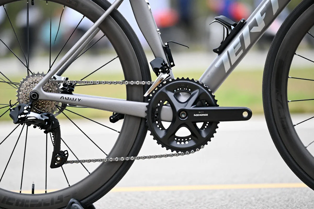Szczegółowy widok napędu roweru szosowego w kontekście wyścigu.