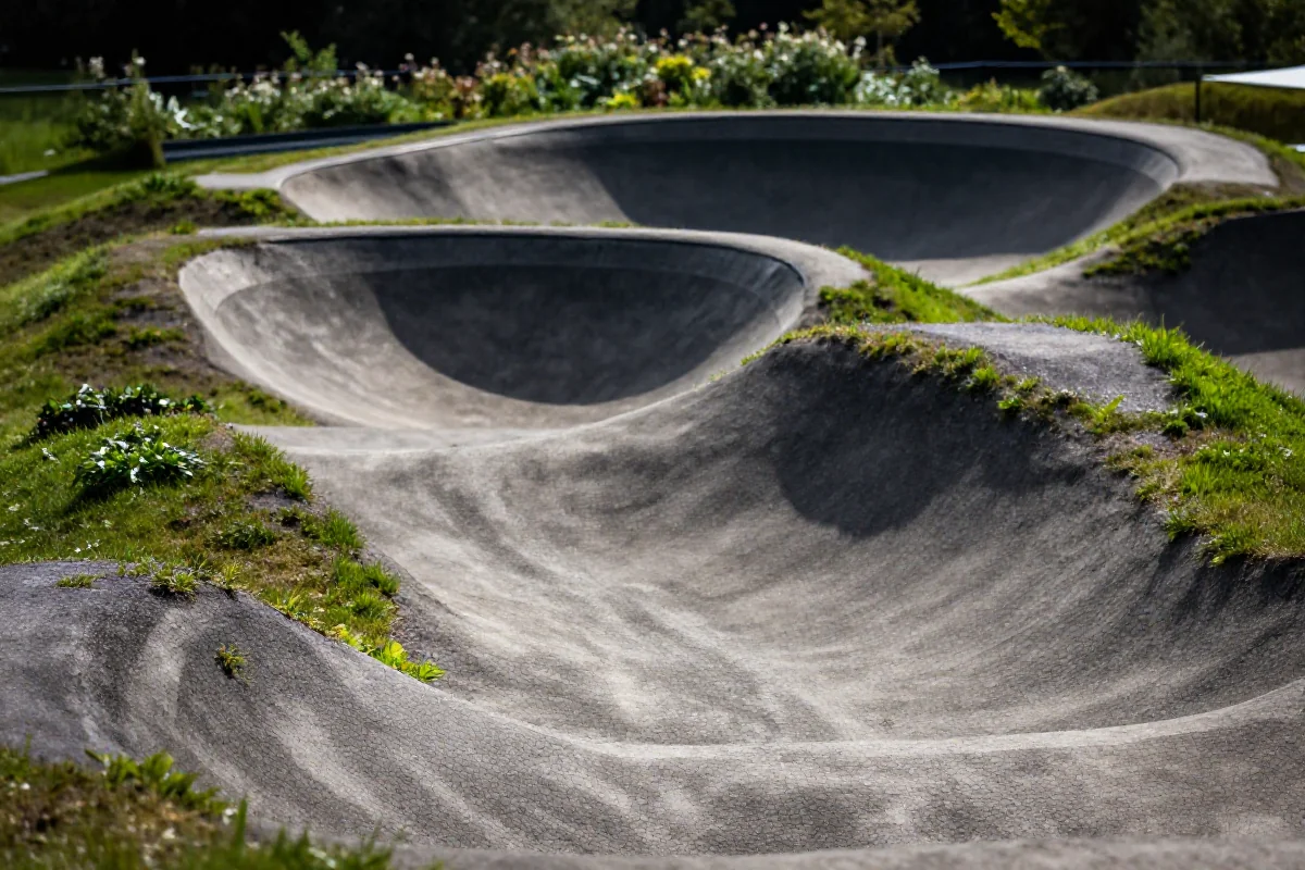 Pump track z falami i zakrętami, idealny do nauki jazdy na rowerze MTB.