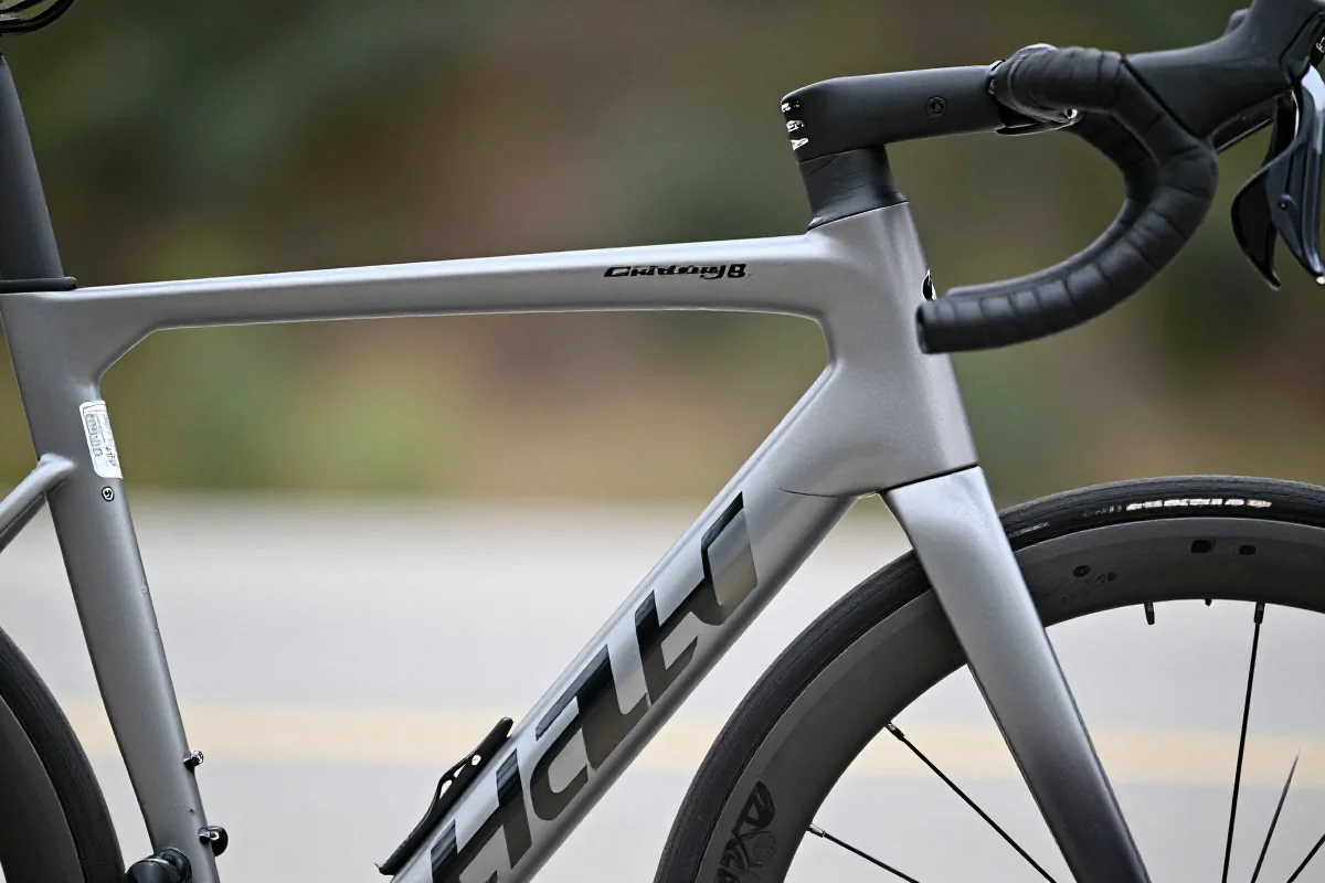 Diagram geometrii ramy roweru szosowego z zaznaczonym reach'em.