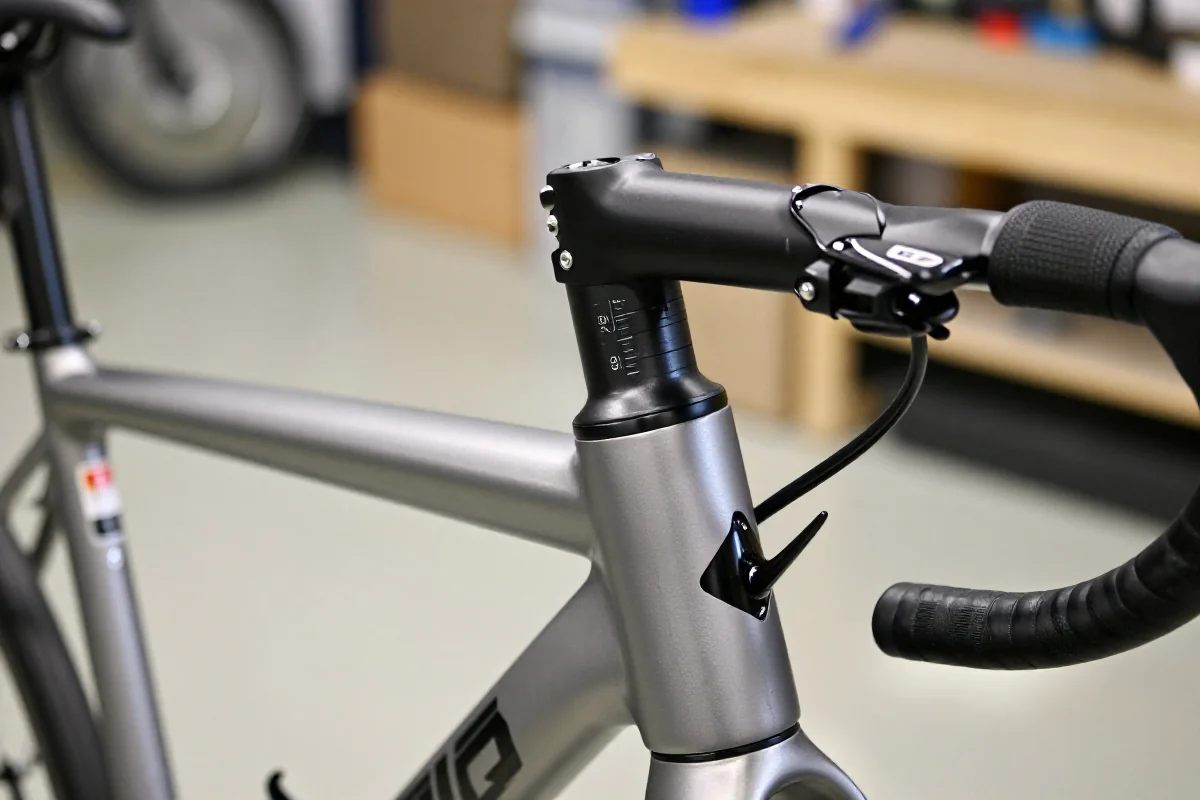 Regulatory wyprosty kierownicy w rowerze elektrycznym, zbliżenie na komponenty.