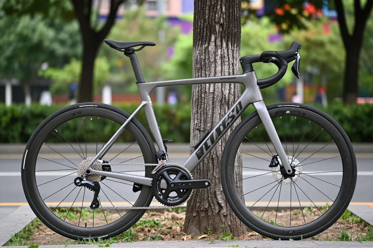 Szczegółowy widok roweru szosowego w parku, idealny do jazdy na rowerze.