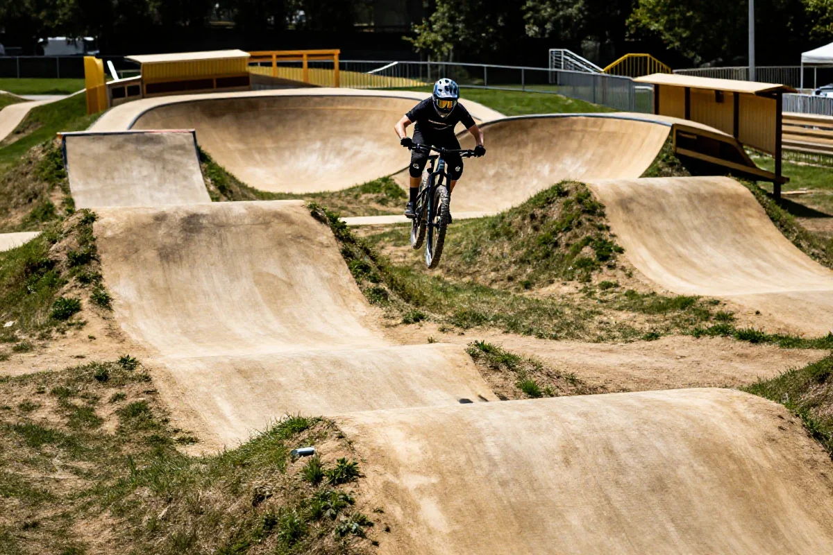 Park umiejętności MTB z przeszkodami do nauki jazdy rowerem górskim.
