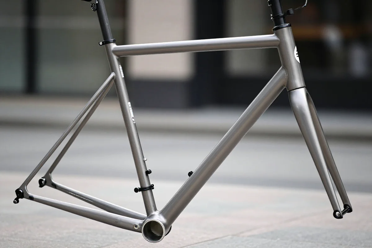 Rama roweru miejskiego ze stali chromolowej, ukazująca detale konstrukcji.