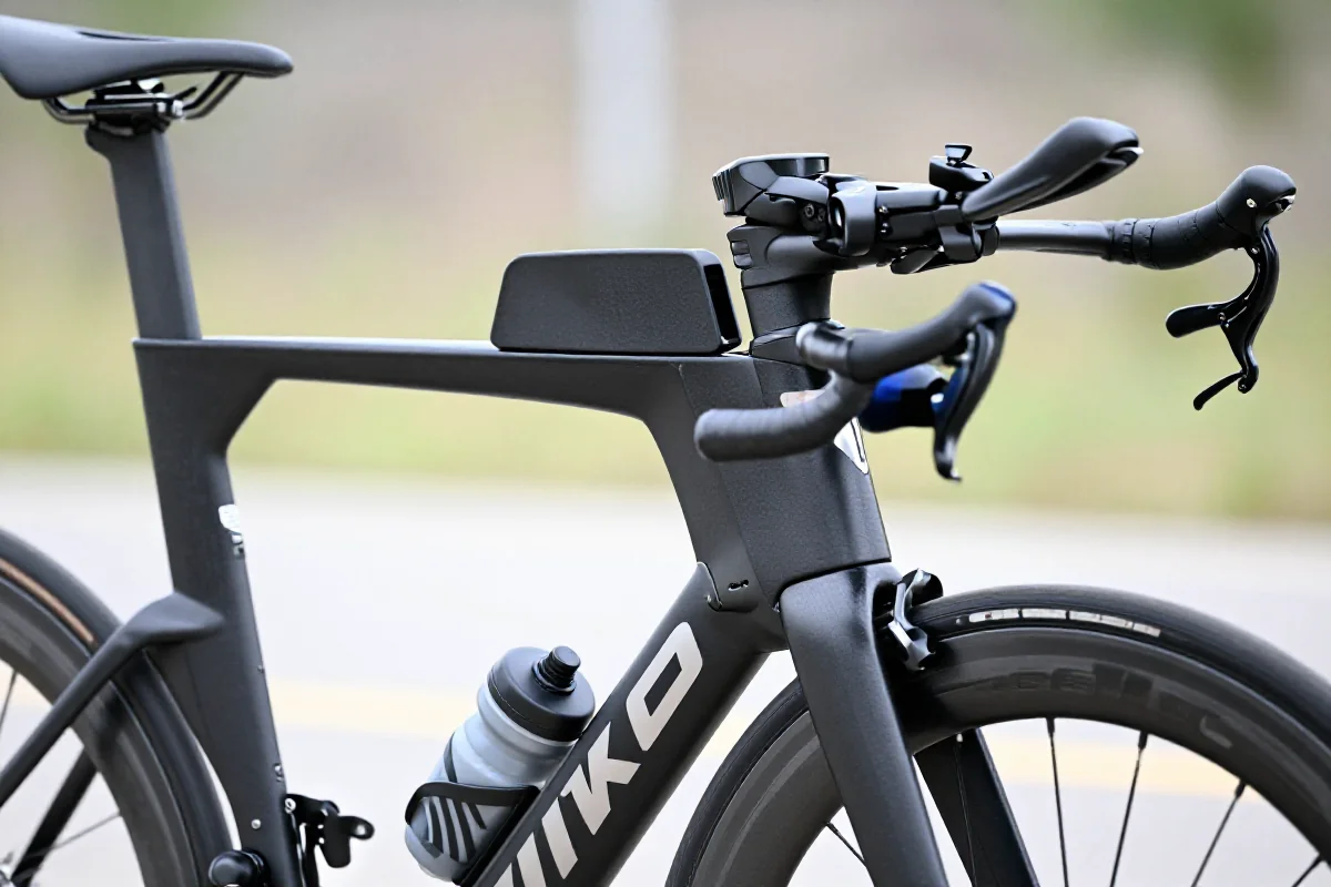 Aerodynamic system nawadniania w rowerze triathlonowym zintegrowanym między lemondkami.