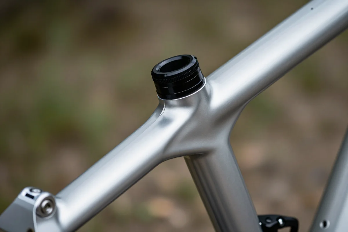 Sztyca podsiodłowa aluminiowa z bliska, pokazująca szczegóły techniczne i materiałowe.