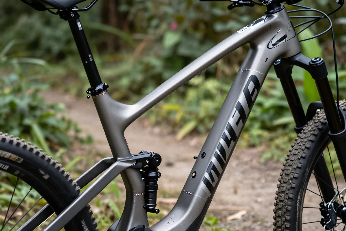 Szczegółowe zdjęcie ramy roweru górskiego w naturalnym otoczeniu