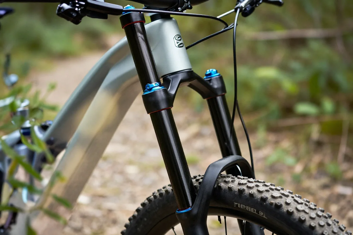 Nowoczesny widelec MTB z systemem sprężyny powietrznej w terenie