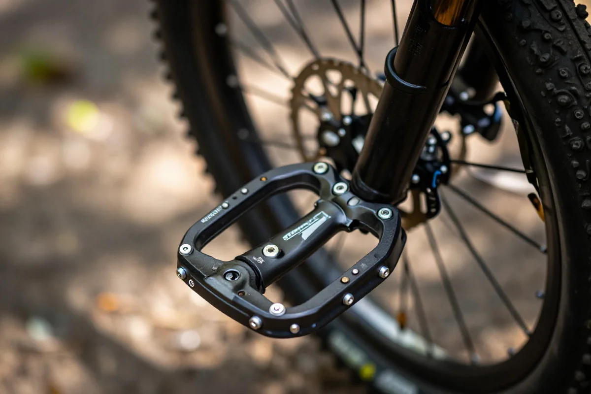Szczegółowy widok systemu pedałów MTB z regulacją float i odpornością na błoto.