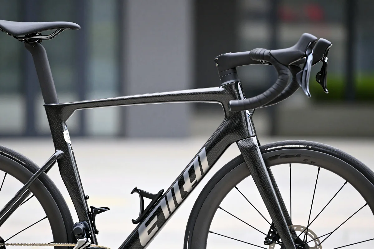 Nowoczesna rama roweru szosowego z aerodynamicznymi cechami konstrukcyjnymi.
