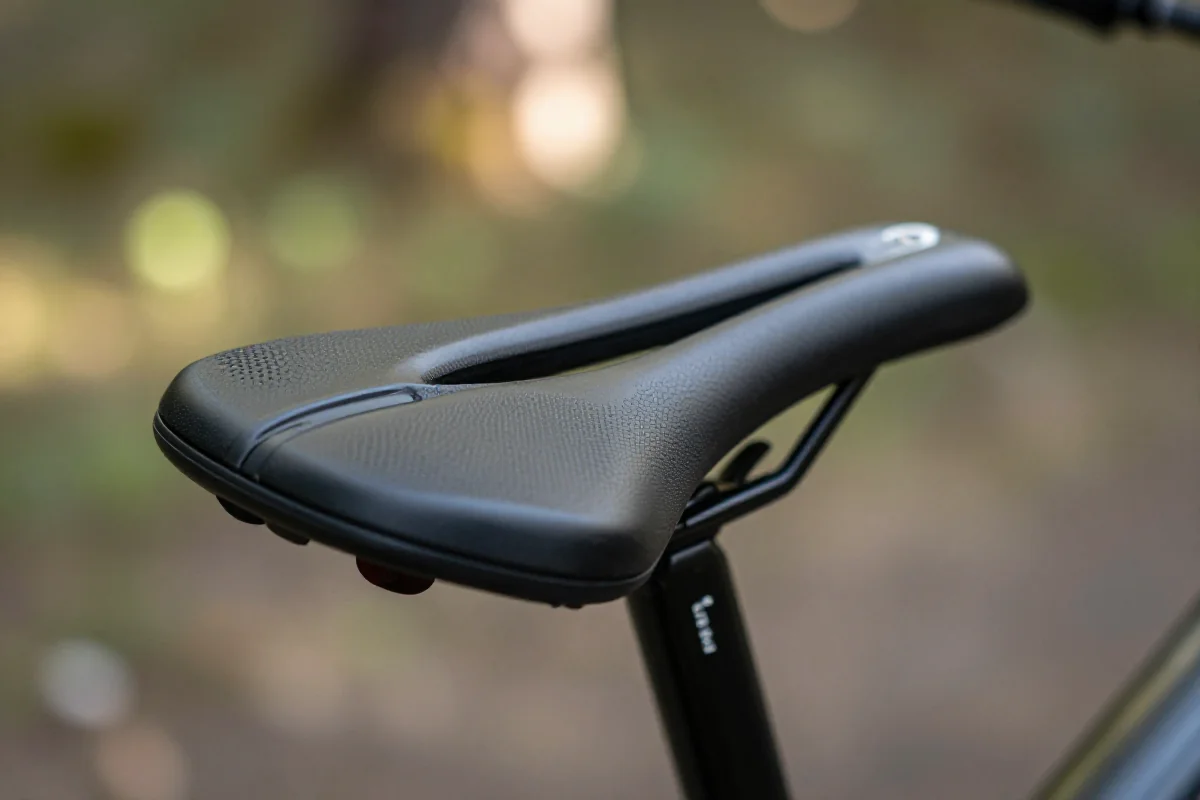 Wkładka uciska w siodełku roweru górskiego z naturalnym tłem.