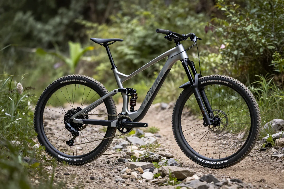 Nowoczesny rower górski down-country na szlaku w otoczeniu zieleni.