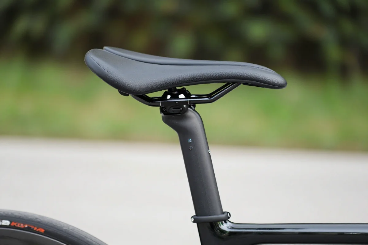 Saddle and seat post rower szosowy z widocznymi detalami i ustawieniami