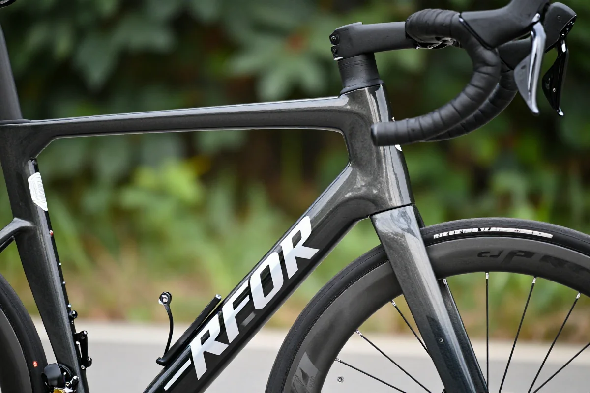 Szczegółowy widok ramy rowerowej szosowej w naturalnym otoczeniu